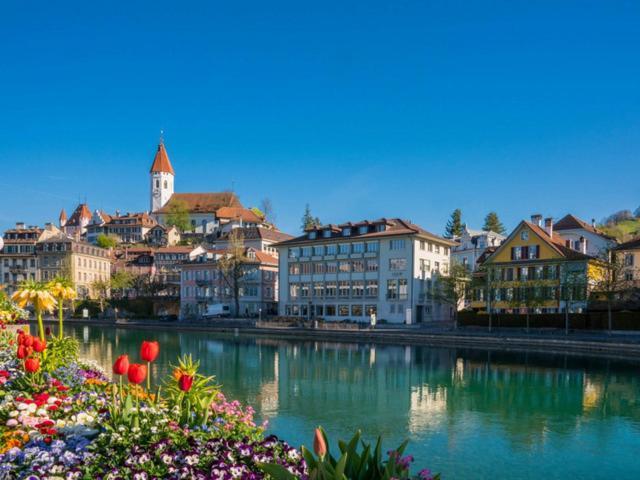 Schoene Ferienwohnung Mit Seeblick Thun Buitenkant foto
